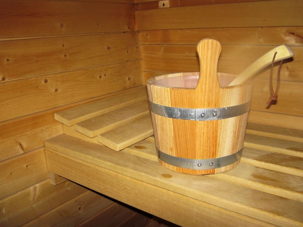 Puust kibu ja kulp saunalaval, soe valgus.
